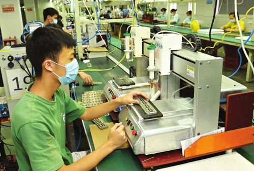 邵陽(yáng)產(chǎn)品 走出去 正當(dāng)時(shí),黨代會(huì)報(bào)告強(qiáng)調(diào)了八個(gè)字 邵企出海 邵品出境